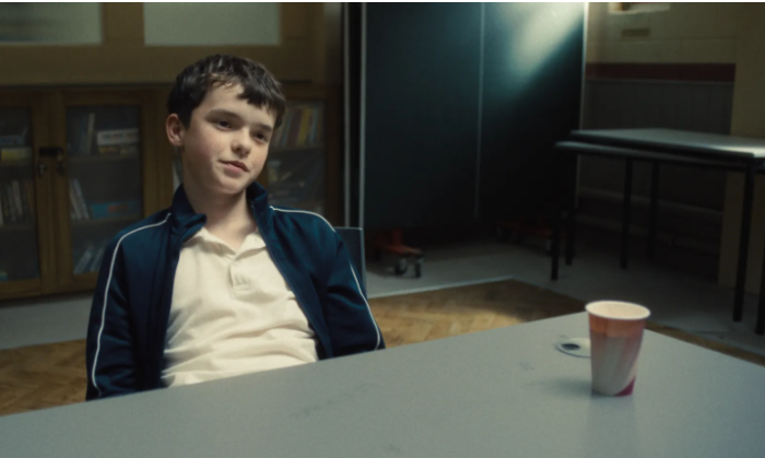 Netflix爆款剧将在全英中学播放！首相陪女儿同看，称该剧“教育价值高”