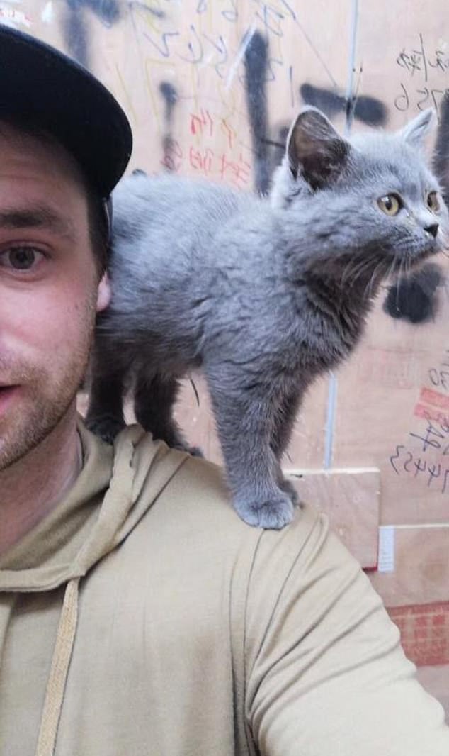 25548112-8075633-Pictured_Connor_and_the_cat_that_hangs_around_his_apartment_in_W-m-8_1583358348783.jpg